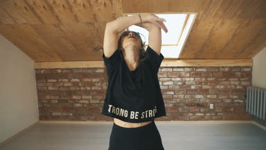 Vogue dans ve orta shot atlama güzel atletik kız