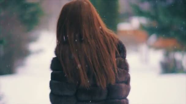 Cappotto bruna in vita di pelliccia marrone con capelli volanti al rallentatore — Video Stock