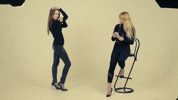 Modelo femenino en negro posando para la foto en el estudio, modelo de formación docente femenino Slow Motion — Vídeos de Stock