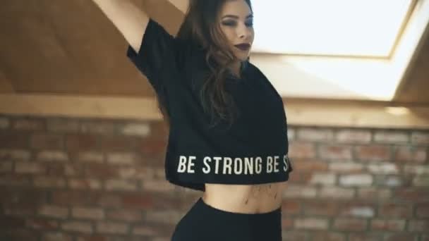 Aantrekkelijk meisje dansen twerk bij bruin studio achtergrond — Stockvideo