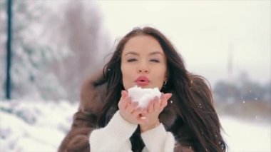 Esmer kadın kar onun elleri ağır çekim avuç gelen darbeler