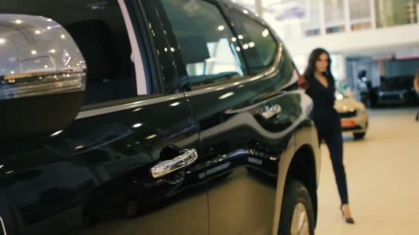 Cliente menina chegando em carro novo na concessionária de carros — Vídeo de Stock