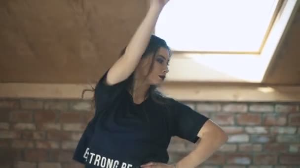 Красивая атлетичная девушка танцует моду и прыгает Мид выстрел — стоковое видео
