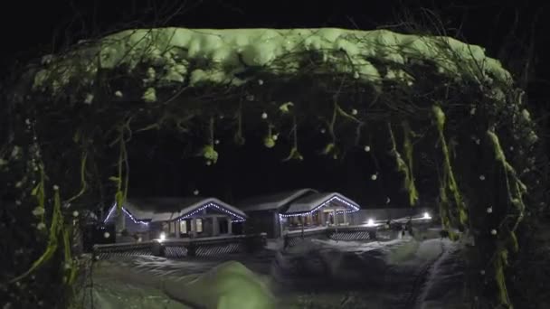 Village de Noël Bâtiments en soirée d'hiver dans des lanternes colorées — Video