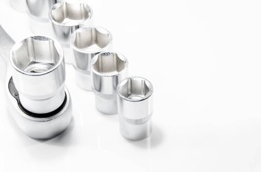 kopya alanı ile beyaz arka plan üzerinde soket anahtarı