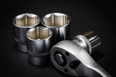 kopya alanı ile koyu arka plan üzerinde soket anahtarı