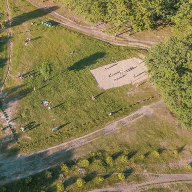 Bir yaz parkta piknik at insanlar havadan görünümü