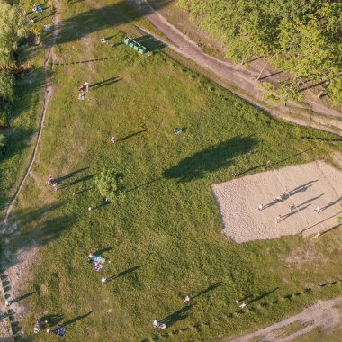 Bir yaz parkta piknik at insanlar havadan görünümü