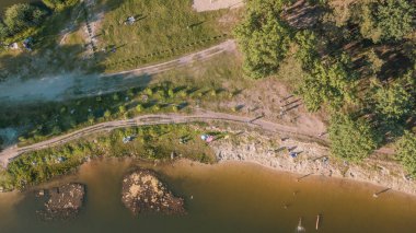 Bir yaz parkta piknik at insanlar havadan görünümü