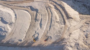 bir kum ocağında buldozer