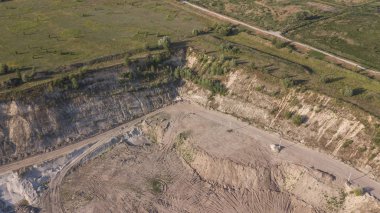 bir kum ocağında buldozer