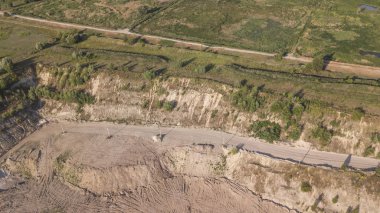 bir kum ocağında buldozer