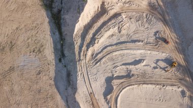 bir kum ocağında buldozer