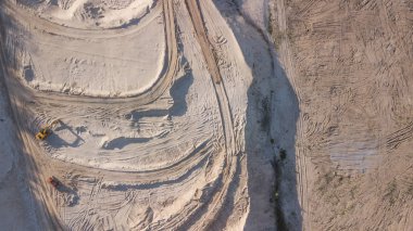 bir kum ocağında buldozer