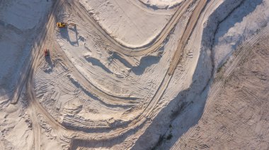 bir kum ocağında buldozer