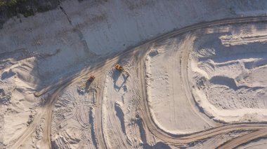 bir kum ocağında buldozer