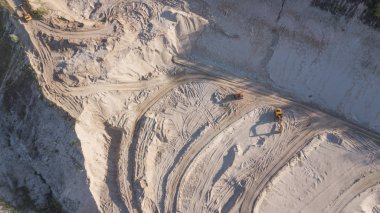 bir kum ocağında buldozer