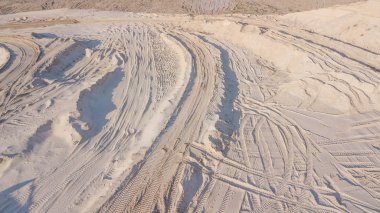 bir kum ocağında buldozer