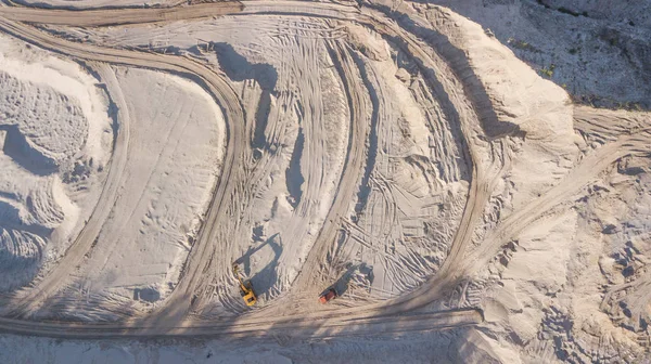 bir kum ocağında buldozer