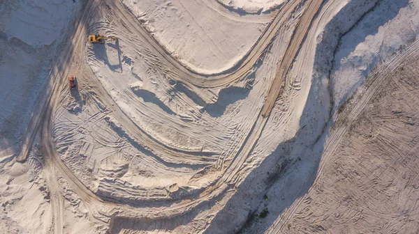 bir kum ocağında buldozer