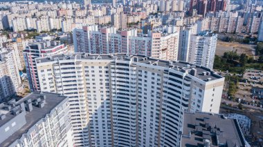 bir düşük açılı tek renkli yüksek doğmak daireye gökyüzü.