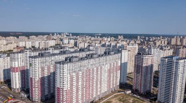 bir düşük açılı tek renkli yüksek doğmak daireye gökyüzü.