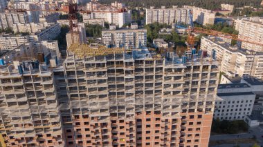 Bina İnşaat vinçleri ile havadan görünümü