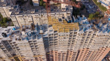 Bina İnşaat vinçleri ile havadan görünümü