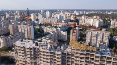 Bina İnşaat vinçleri ile havadan görünümü