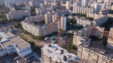 Bina İnşaat vinçleri ile havadan görünümü