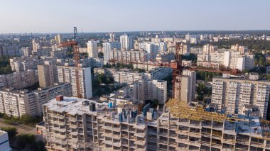 Bina İnşaat vinçleri ile havadan görünümü