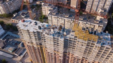 Bina İnşaat vinçleri ile havadan görünümü