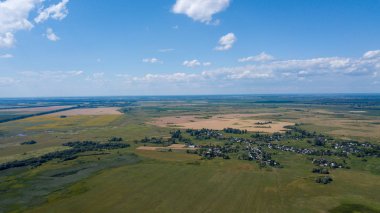 yeşil mısır alanları - tarım alanları üzerinde güzel bir günbatımı havadan görünümü