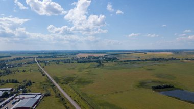 Drone ile yapılan küçük bir gölet paralel Saxony-Anhalt alanlara sahip bir ülkede yol ve çevresi, ormanlarda havadan görünümü