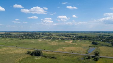 yeşil mısır alanları - tarım alanları üzerinde güzel bir günbatımı havadan görünümü
