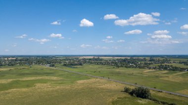 yeşil mısır alanları - tarım alanları üzerinde güzel bir günbatımı havadan görünümü