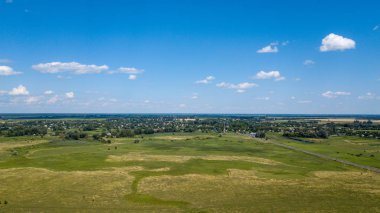 yeşil mısır alanları - tarım alanları üzerinde güzel bir günbatımı havadan görünümü