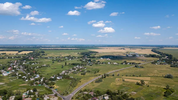 Luftaufnahme Eines Hauses Einer Malerischen Landschaft Hügel Einem Sonnigen Tag — Stockfoto