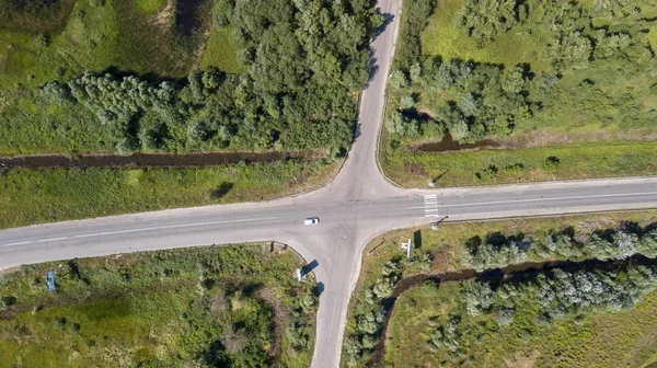 Uçak fotoğraf arasında renkli ilkbahar - yukarıdan aşağıya görünümü taze ekili alan bir tarafında ve karahindiba alanıyla diğer tarafta ağaçların kavşak