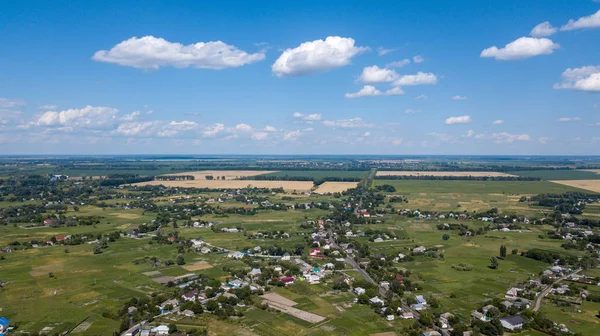 güneşli bir günde bir evin doğal kırsal Hills havadan görünümü