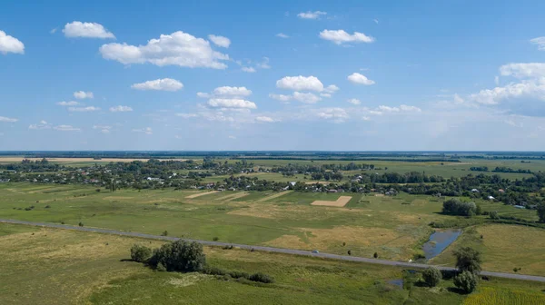 yeşil mısır alanları - tarım alanları üzerinde güzel bir günbatımı havadan görünümü