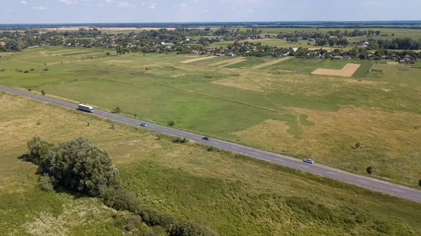 Araba yolda hareket hava görünümünü. Yol trafik kavramı arka plan.