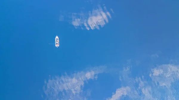 Boat Cruising Blue Mediterranean Sea Aerial View — Stock Photo, Image