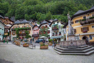 Hallstatt, Avusturya - 16 Mayıs 2017: Güzellik evler Hallstatt eski şehir, Yukarı Avusturya. Salzkammergut bölge Avusturya Salzburg yakınındaki bir köyde Hallstatt.