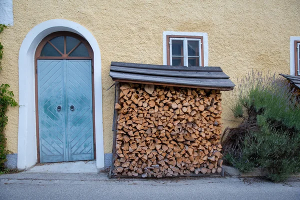 Fassade Fensterrahmen Eines Hölzernen Alten Hauses Eines Hauses Mit Feuerholz — Stockfoto