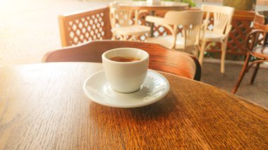 Bir kafede masada kahve fincanı