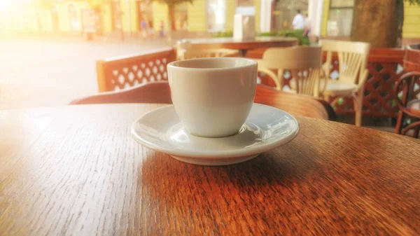 Bir kafede masada kahve fincanı
