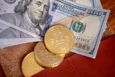 Kapalı cüzdan para ve bitcoins ahşap masa üzerinde. İş kavramı.