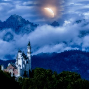 Gece ay ve sis, Almanya, Avrupa Simgesel Yapı ile dünyaca ünlü Neuschwanstein Şatosu özgün görünümüne