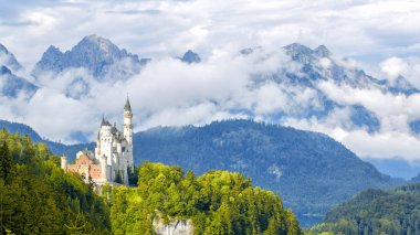 Dünyaca ünlü Neuschwanstein Şatosu 'nun güzel manzarası, Kral II. Ludwig için inşa edilen 19. yüzyıl Romanesk Diriliş Sarayı, Almanya' nın güneybatı Bavyera, Fussen yakınlarındaki manzaralı dağ manzarası